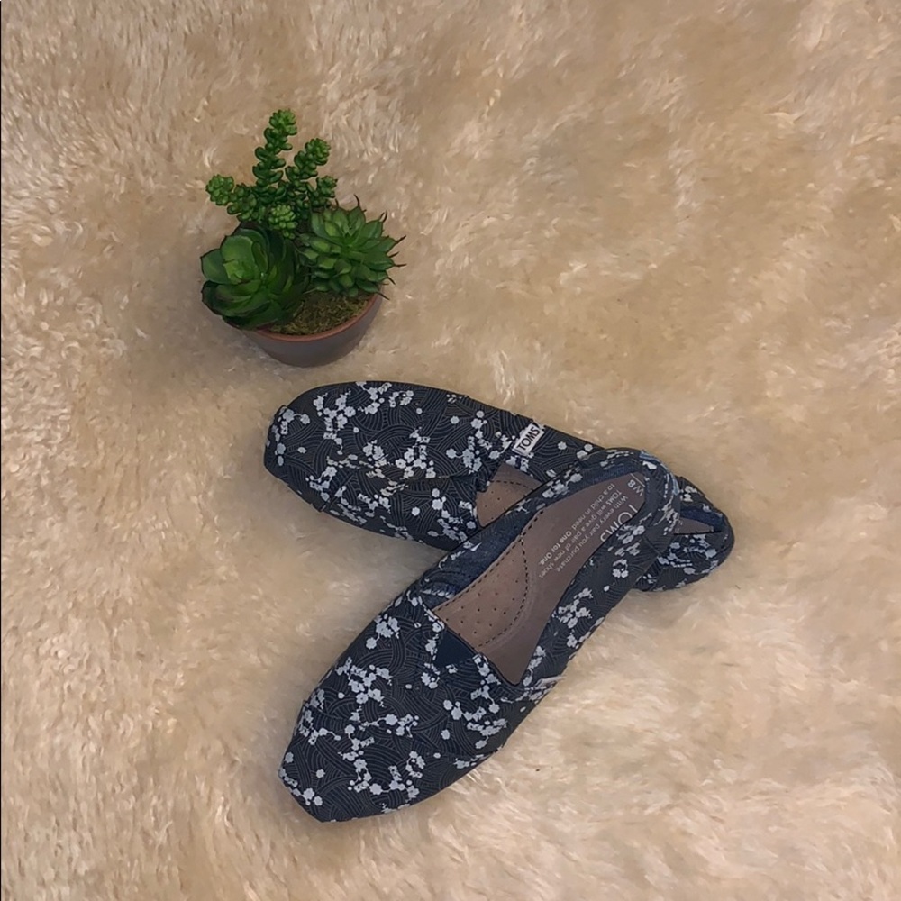 Toms Shoes